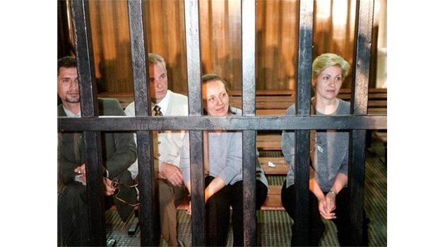Нася Ненова (вдясно) с д-р Здравко Георгиев и Кристияна Вълчева в клетка в съдебната зала в Бенгази. СНИМКА: ГЕОРГИ МИЛКОВ
