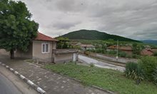 Две момчета се гаврят с петокласник в тоалетна на училище в пловдивско село. Извили ръцете му и го принудили да им направи орална любов