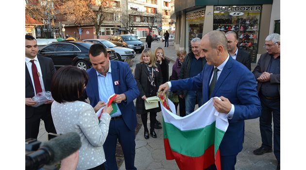 При посрещането на Цветанов в Кърджали той получи от областният управител на Кърджали Никола Чанев мартеница и национален трибагреник.. Снимка Авторът