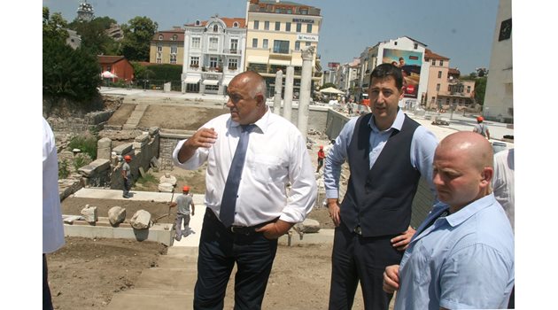 Премиерът Бойко Борисов инспектира ремонта на площада в Пловдив. Кметът Иван Тотев го увери, че през септември ще е готов. Снимка: Евгени Цветков