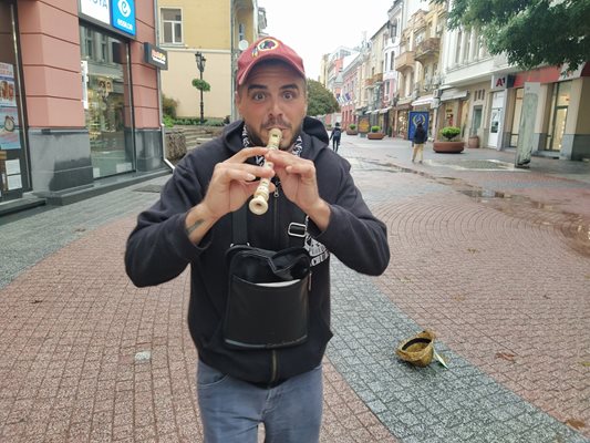 Радослав Тренов е приспособил блок флейта в кавал, който пищи като окарина.