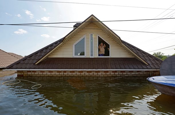 Стотици хора са поискали да бъдат спасени от наводненията в Херсон. СНИМКА: Ройтерс