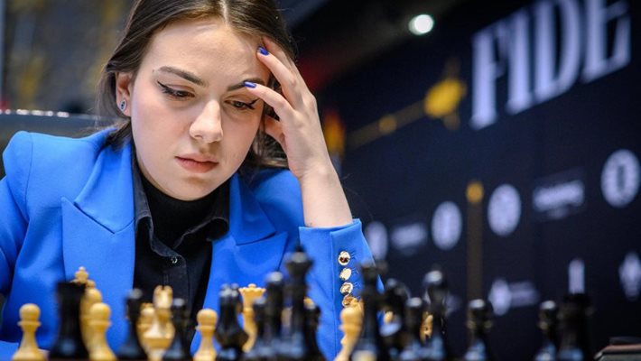Първа победа за Нургюл Салимова в турнира за световната титла по шахмат