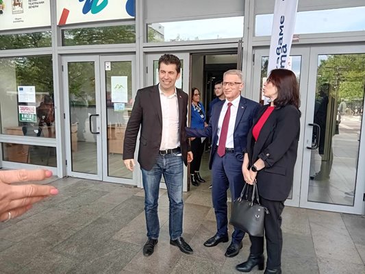 Въпреки скандалите в НС Николай Денков и Кирил Петков стигнаха до Благоевград за среща със симпатизанти.