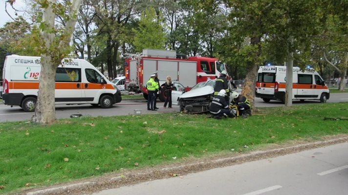 Мъж и жена са в болница след катастрофа в Русе, рязали колата, за да ги извадят  Снимка: Русе медиа