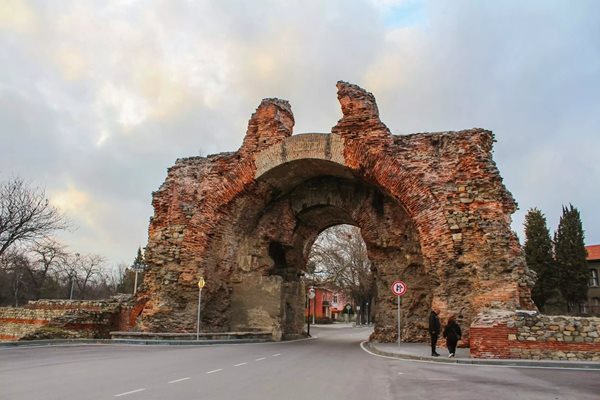 Южната порта на Диоклецианополис, наричана "Камилите"