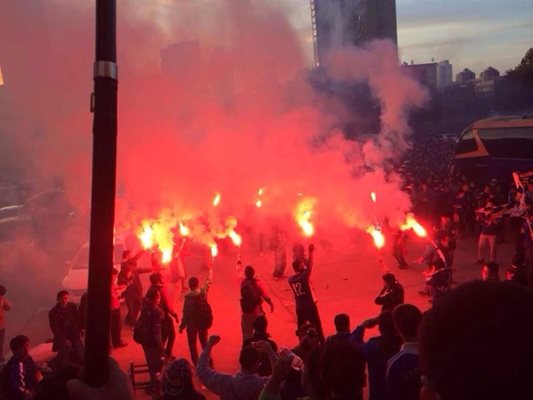 Фенове на “Шидзяджуан Йончен” са запалили факли пред стадиона след класирането за елита.