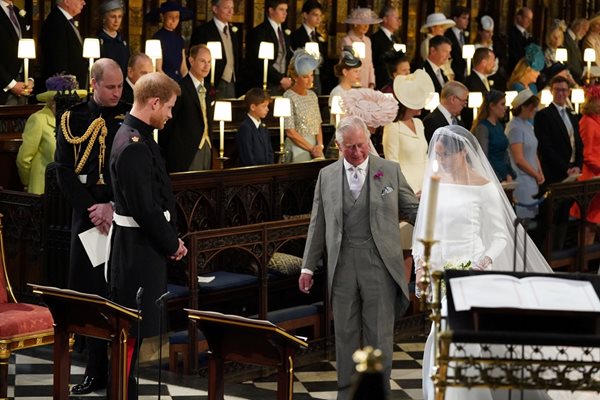 Бащата на младоженеца - принц Чарлз, заведе булката до олтара, след като нейният баща не успя да присъства на сватбата.