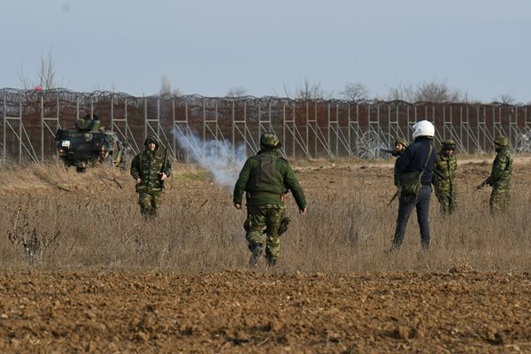 Гръцка тв: Турските сили помагат на мигранти със сълзотворен газ и дронове