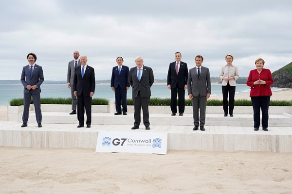 Лидерите на Г-7 се снимаха на плажа в Корнуол.