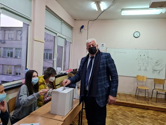 Здравко Димитров гласува на балотажа в СУ "Св. св. Кирил и Методий".