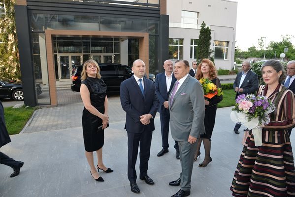 Проф. дтн Николай Вълканов и съпругата му Румяна Вълканов посрещат пред NV Tower президента Румен Радев, съпругата му Десислава Радева и вицепрезидента Илияна Йотова.