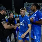 Михайлович получава поздравления от феновете след последния мач
Снимки: lap.bg