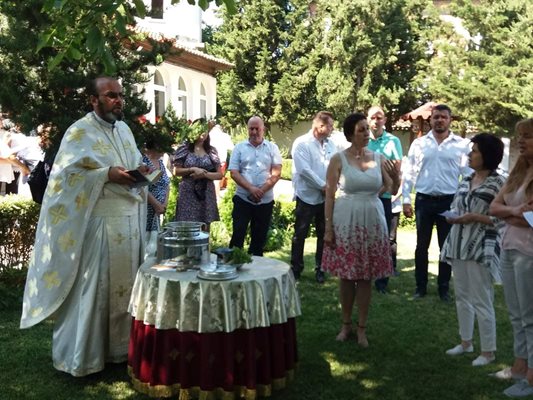 Отец Мирослав благослови казана с курбан в присъствието на кмета на община "Родопи" Павел Михайлов.