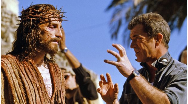 Джим Кавийзъл играе Иисус Христос. В лентата на Мел Гибсън участват и българските актьори Христо Шопов и Христо Живков.