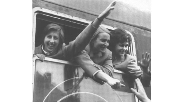 Юлия Трашлиева, Жулиета Шишманова и Виолета Бехчийска помахват за довиждане.