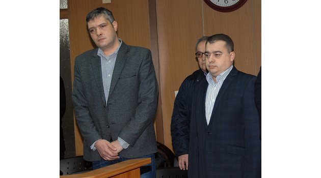 Д-р Кузманов (вляво) по време на делото срещу него за лекарска грешка