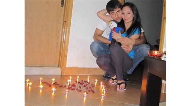 РОМАНТИЧНО: С ароматни свещи и розови листенца Иван и Мила отбелязали Свети Валентин дори на иранска земя. 