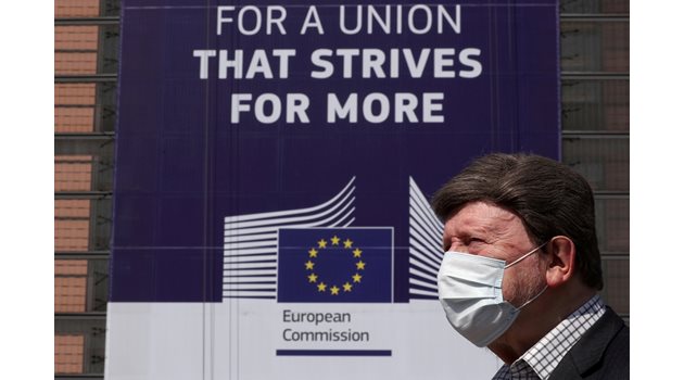 Мъж с маска минава пред седалището на Еврокомисията в Брюксел.