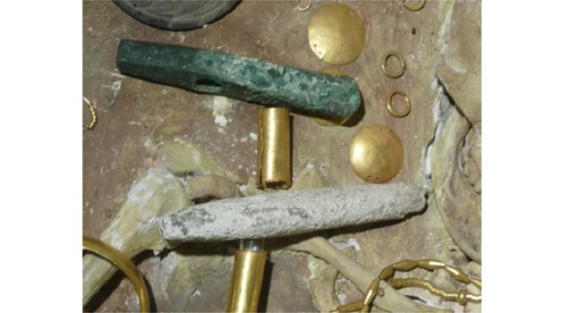 НАХОДКА: Цилиндърът от масивно злато от Варно е в ръцете на фараоните.