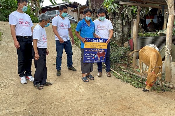 Тайландец държи плакат, с който печели жива крава от лотарията за имунизирани, стартирана в провинция Чианг Май.

СНИМКИ: РОЙТЕРС
