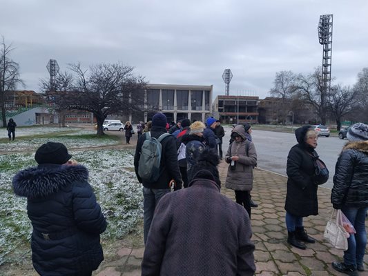 Участниците в протеста се събират пред стадион "Пловдив".