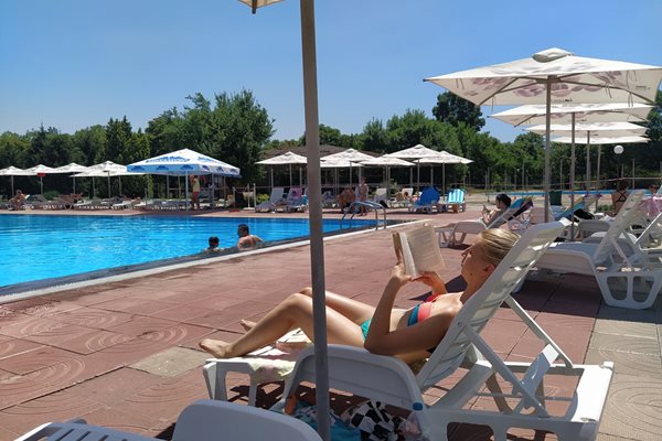 Пловдивчани масово отморяват в басейните.