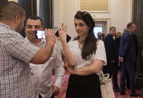 Скъпарският пръстен още е на ръката на бившата началничка на кабинета на Кирил Петков