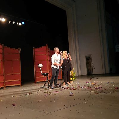 Ненчо Балабанов и Алекс Раева на сцената на премиерния им спектакъл “На къс повод”.