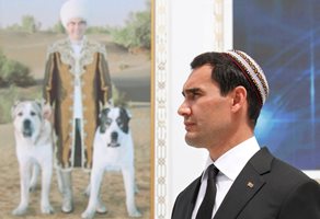 С парад и позлатен жребец празнува туркменистанският президент