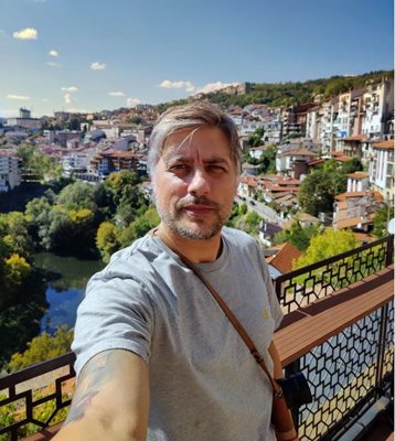 Владо Карамазов във Велико Търново, където снимат втори сезон на сериала "Дяволското гърло"