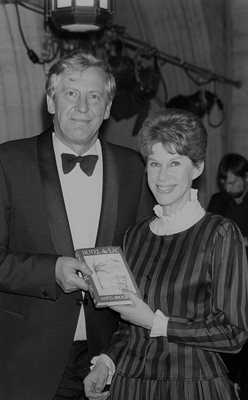 През 1984 г. сър Майкъл Кейн връчва на победителката Анита Брукнер чек за 15 000 лири. 

СНИМКИ: ГЕТИ ИМИДЖИС
