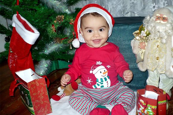 Снимката на 8-месечния Павел Петков от Пазарджик изпрати майка му Велина Георгиева-Петкова. Тя пожелава на всички весели празници.