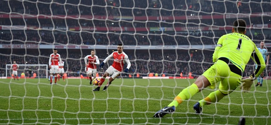 Алексис Санчес вкарва дузпата, с която “Арсенал” измъкна победата с 2:1 срещу “Бърнли” и се изкачи на второ място във Висшата лига.