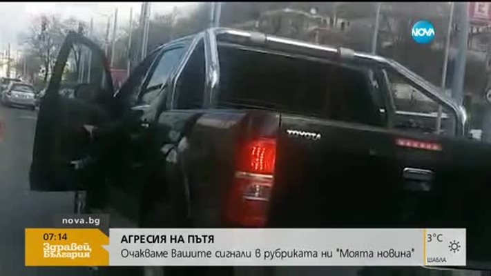 Агресия на пътя: Шофьор на пикап удря нарочно колата зад него (Видео)