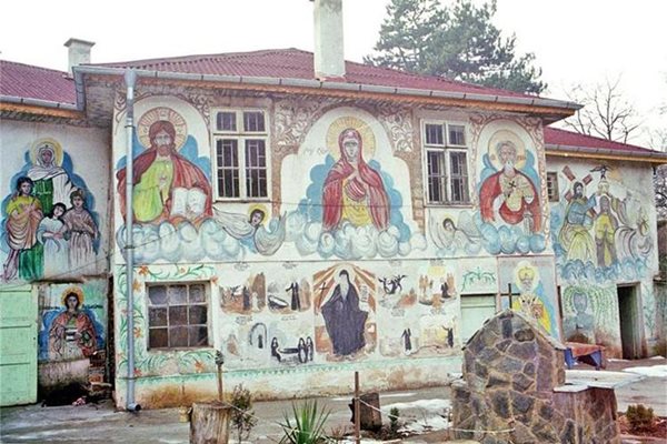 Kрасиви стенописи има и по външните стени на Курилския манастир. Смята се, че храмът е изографисан от свети
Пимен Зографски.

СНИМКИ: “24 ЧАСА” И СТОЛИЧНА ОБЩИНА