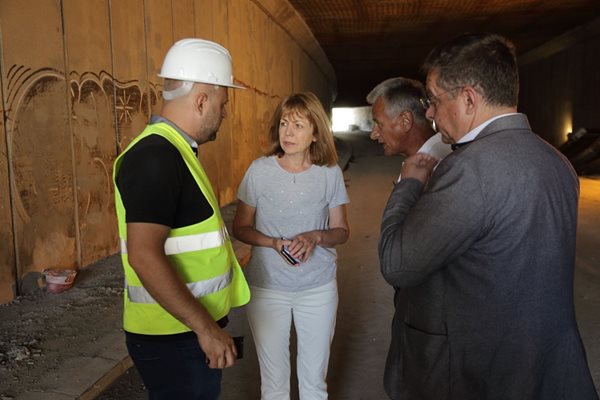 Столичният кмет Йорданка Фандъкова провери ремонта на транспортния тунел на бул. “Ал. Малинов”, който започна на 1 юли.  СНИМКА: ГЕО КАЛЕВ