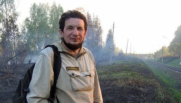 Уфологът Вадим Чернобров почива малко преди да изследва находката от България