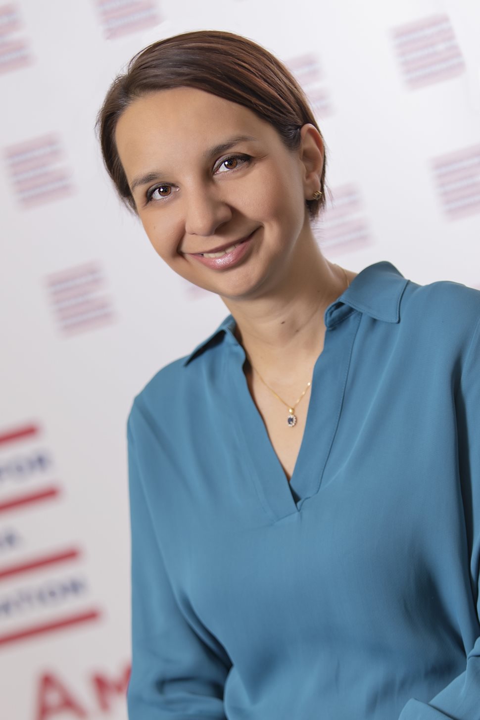 
Елена Хаджисотирова има бакалавърска степен от Софийския университет “Св. Климент Охридски” и магистърска степен от университета в Мейн, САЩ. Тя е работила за UNICEF офисите в България и Женева.