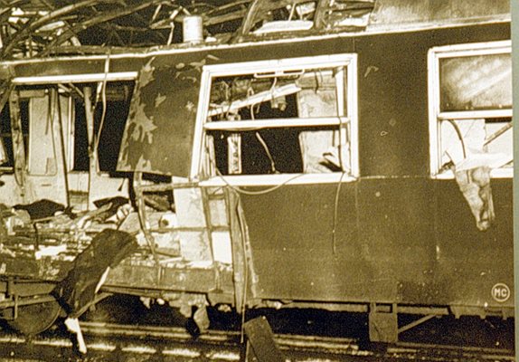 Взривеният вагон за майки с деца при атентата на гара Буново на 9 март 1985 година.