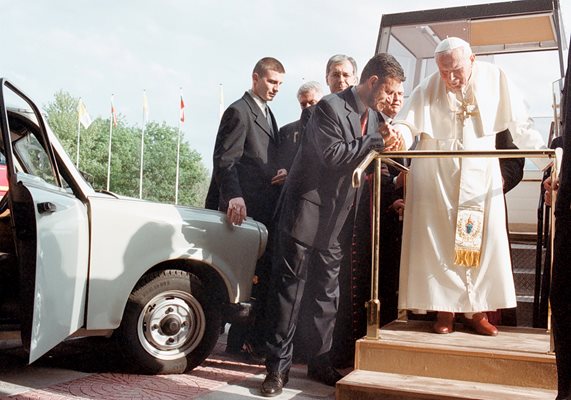 Докато бе на визита в България през май 2002 г., папа Йоан Павел II благослови трабанта на Паси.
СНИМКИ: РУМЯНА ТОНЕВА