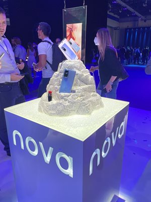 nova 9 бе поставен върху ефектна поставка. 