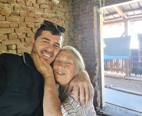 Лео Кадели с баба Дела от Слатина, чиято къща бе първата кауза на “Приятели, помагайте” след наводненията