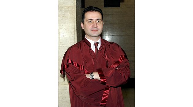 Прокурор по делата на Вальо Топлото бе Божидар Джамбазов, който вече е висш обвинител.
