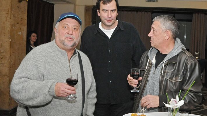 Сираков (вляво) обича да се черпи с колегата Ивайло Христов (вдясно)