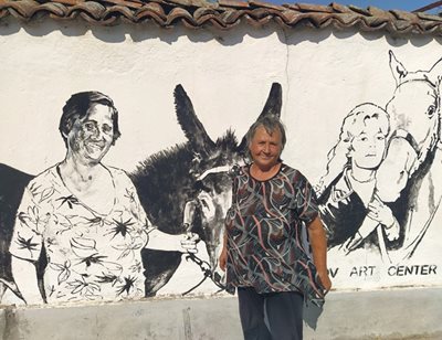 Преди месец Стефана Господинова позираше пред дома си, където е изрисувана от полските художници Венцислав и Катаржина Пирянкови с магарето си и Бриджит Бардо. Снимки: Авторът