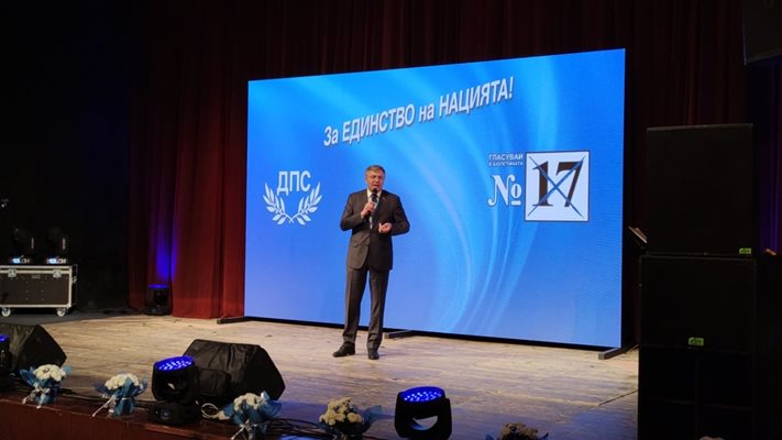 Лидерът на ДПС мустафа Карадайъ говори пред избиратели в Шумен.