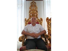 Кирил Рашков се изживява като цар, седнал на позлатен "трон".
СНИМКА: СЛАВИ АНГЕЛОВ