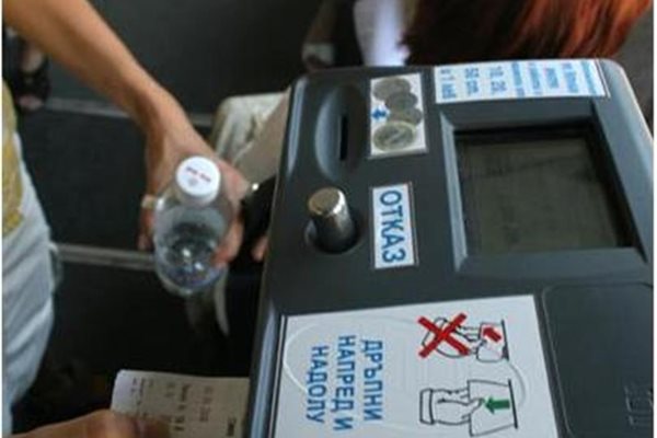 Догодина с електронни устройства за таксуване ще бъдат оборудвани 850 автобуса на градския транспорт в София.
СНИМКИ: “24 ЧАСА”
