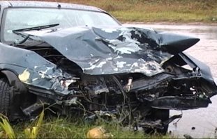 Водач на 38 години се удря последователно в кола и товарен автомобил и загива